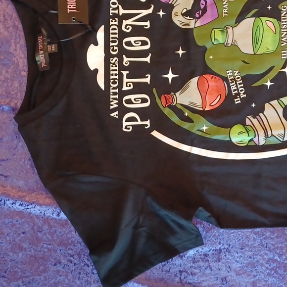 DOLLSKILL 2x TRICKZ N TREATZ BLACK SHORT-SLEEVED guide to potions - Picture 4 of 13